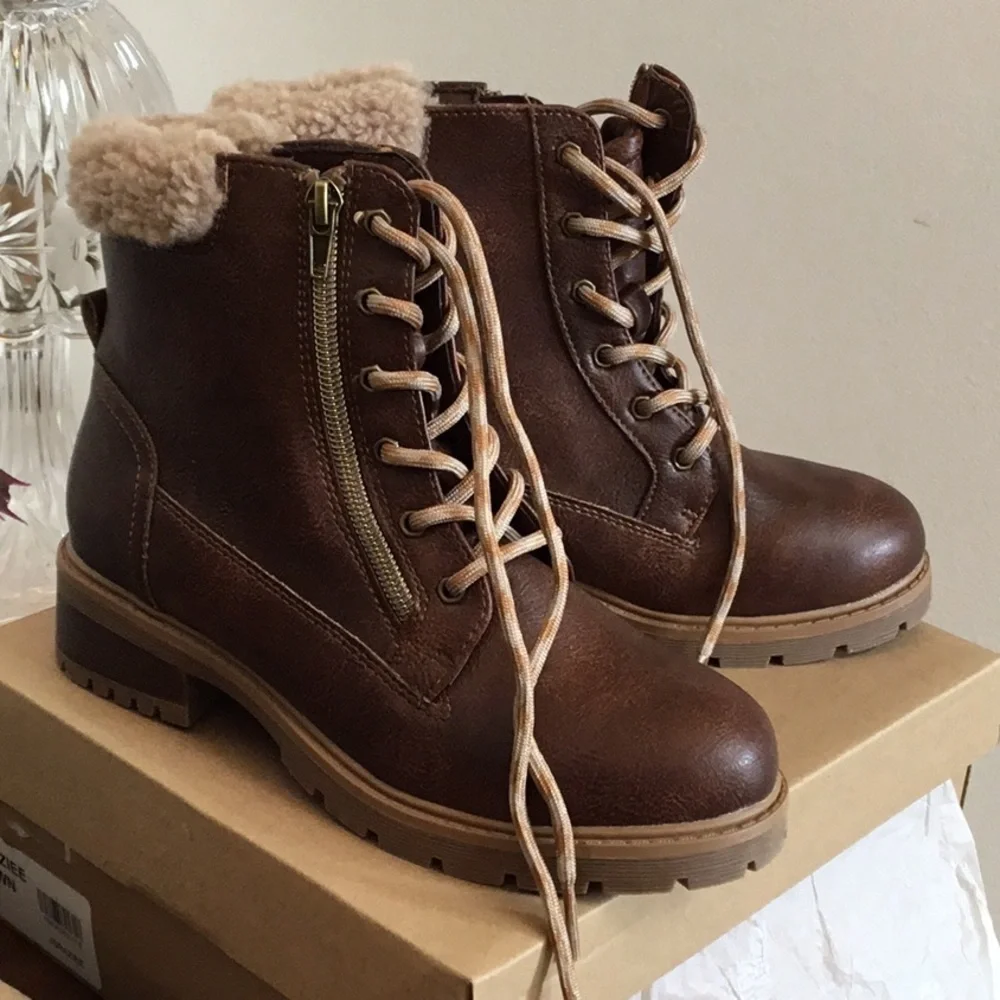 STEVE Madden girls boots. New in box Size 5